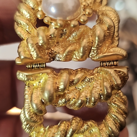 Pearl Gold Tone Bracelet - Picture 4 of 5